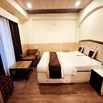 Shorya Family Hotel The Mall