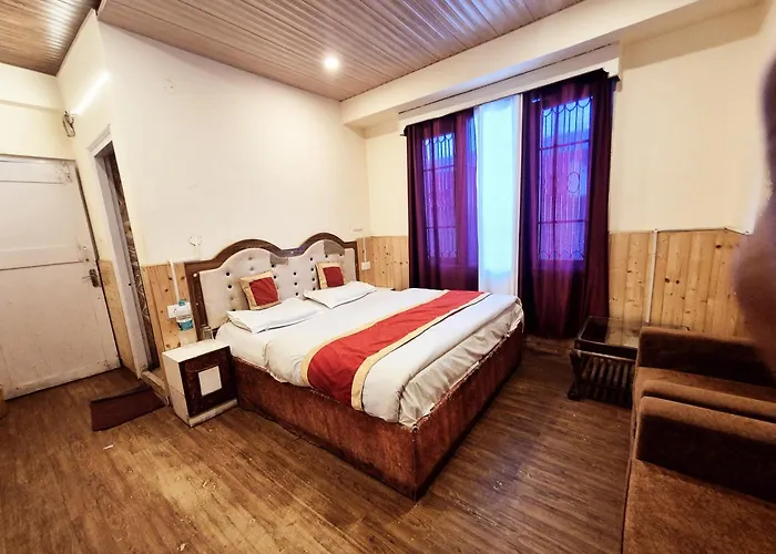 Shorya Family Hotel The Mall