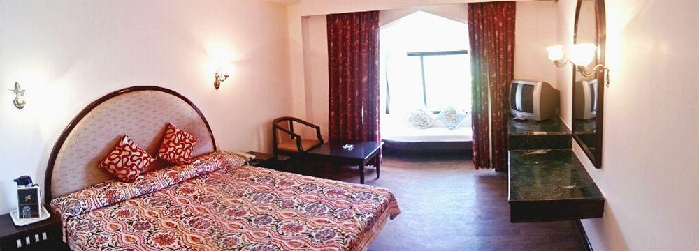 Royal Jardin Whistling Pines Resort 3*