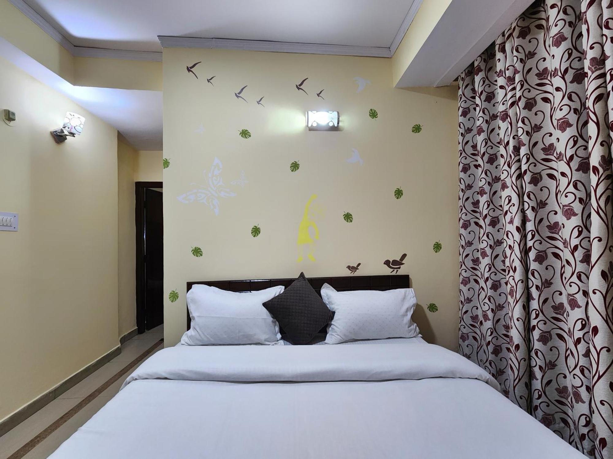 Taj Palace Near Mall Road 3*
