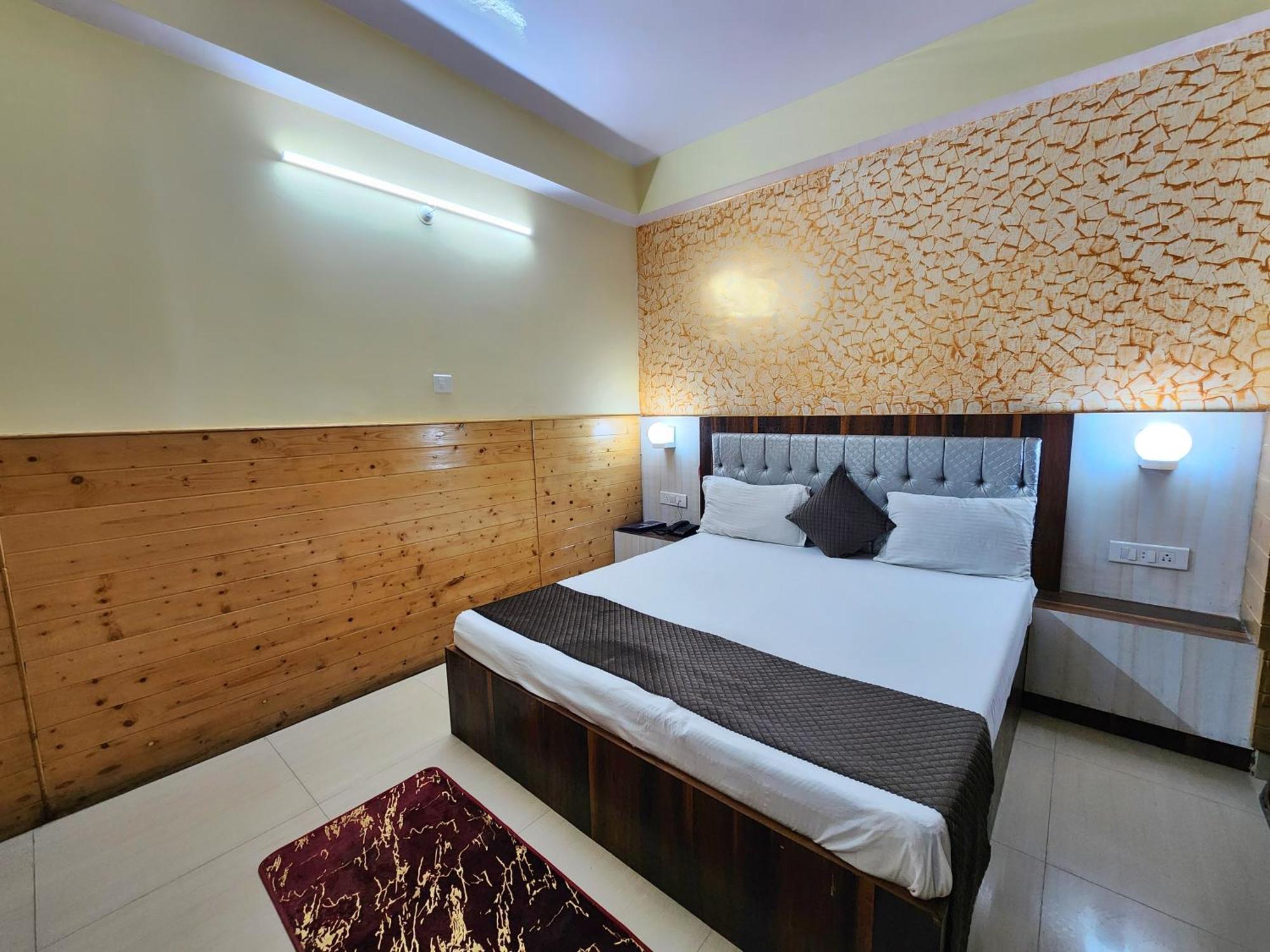 Hotel Taj Palace Near Mall Road 3*