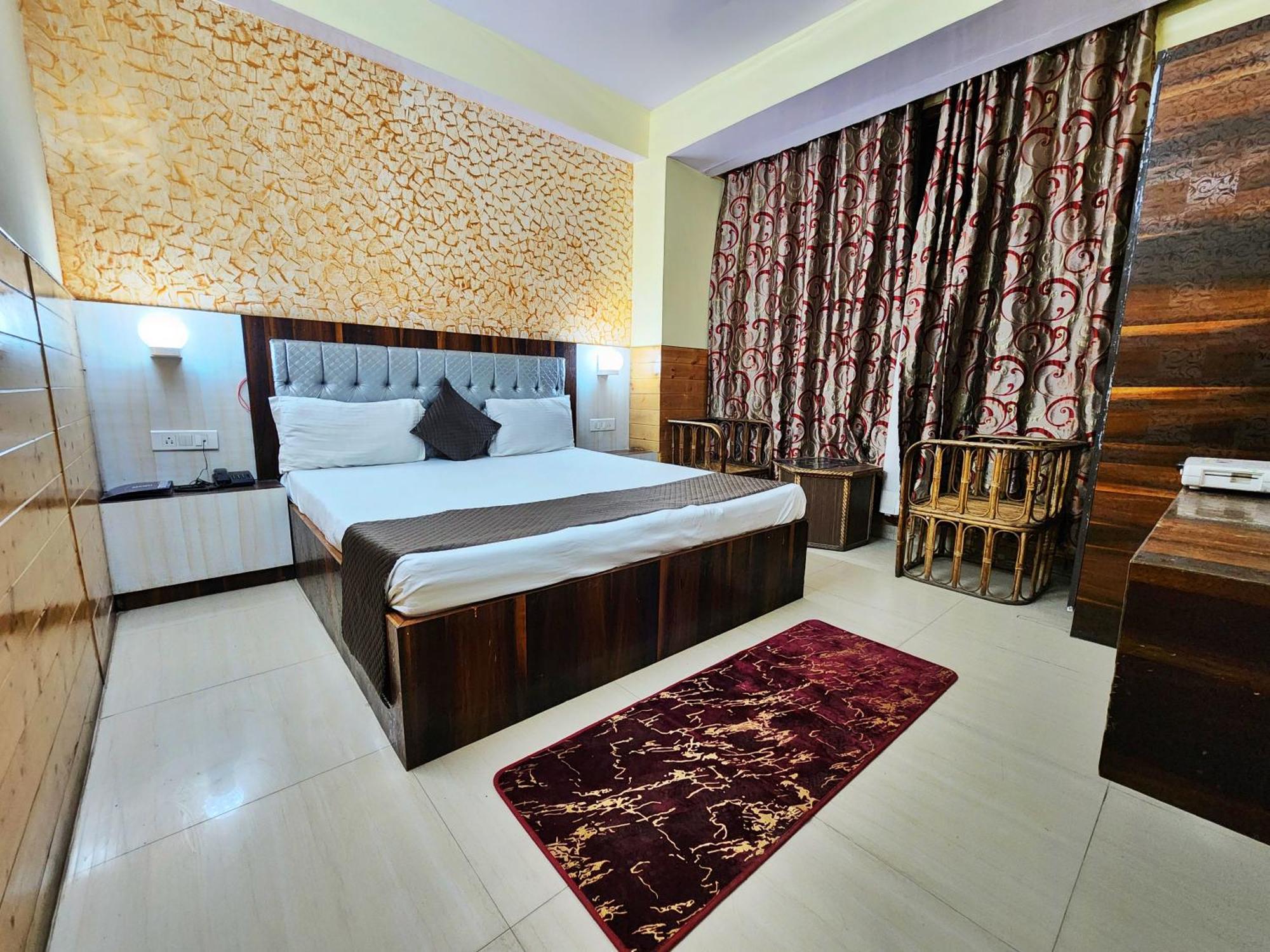 Hotel Taj Palace Near Mall Road