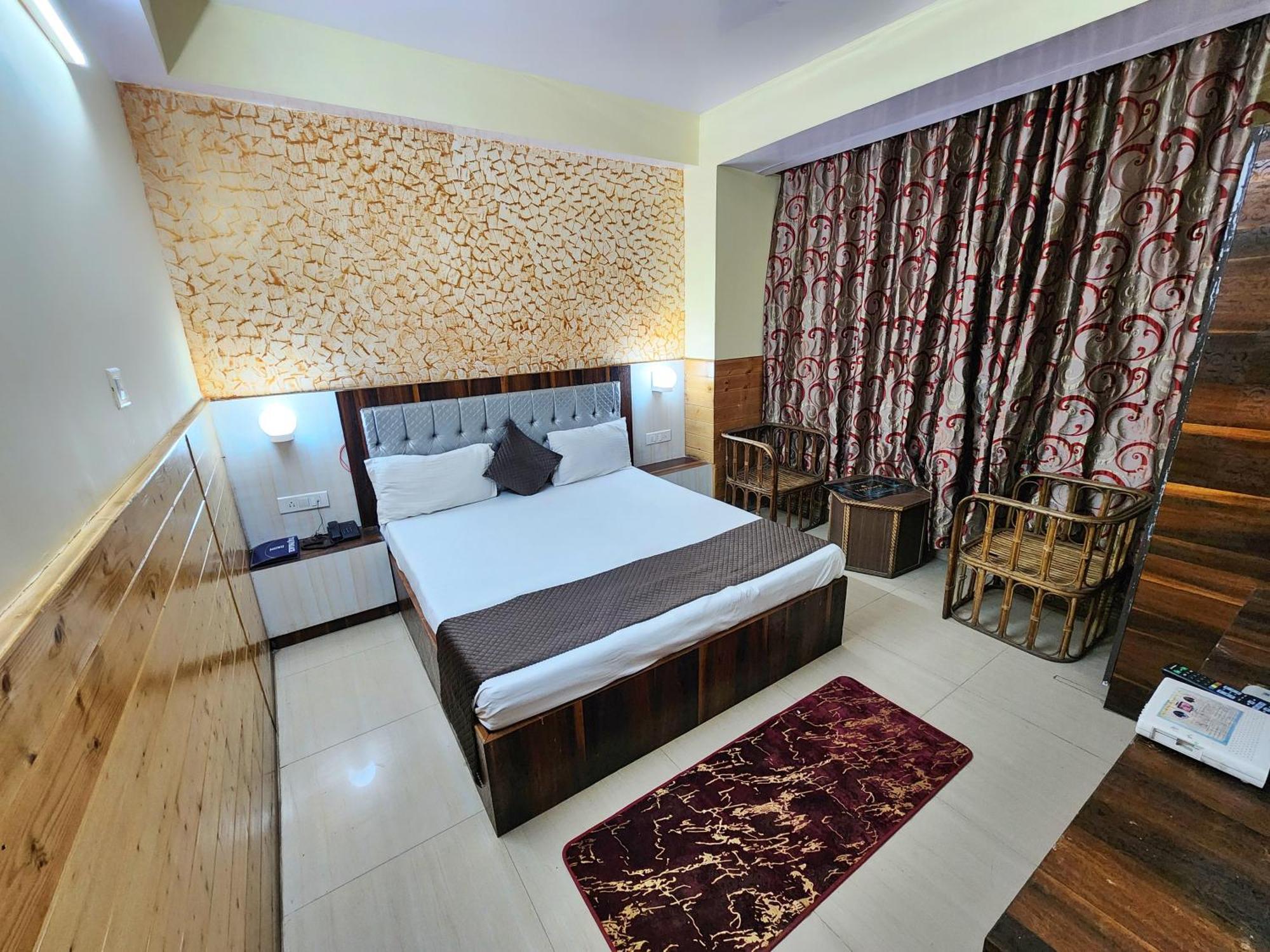 Hotel Taj Palace Near Mall Road 3*