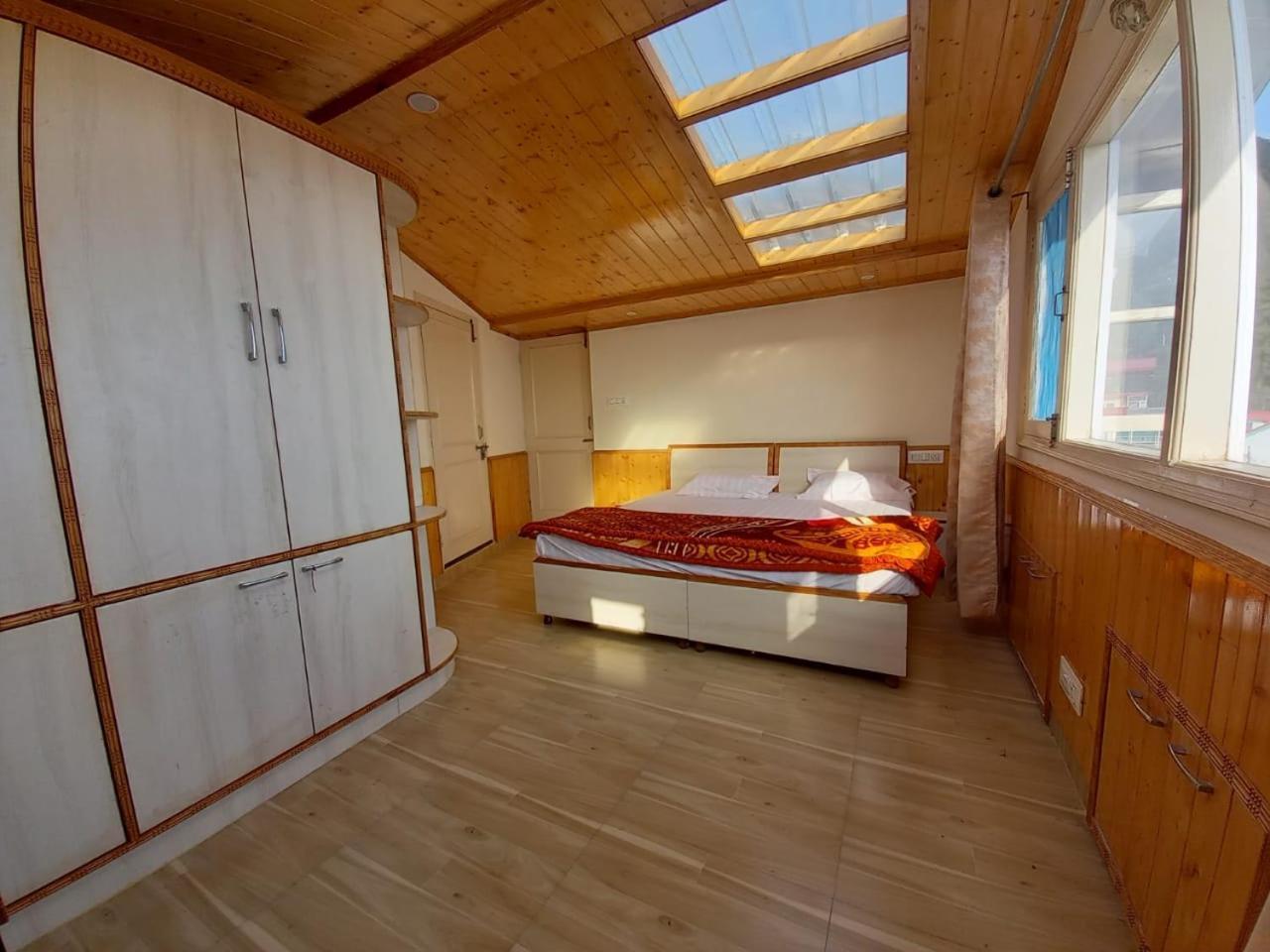 Valleyview Open Balcony Near Ridge Mall Apartment Shimla