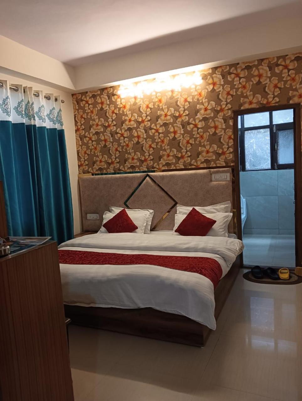 Hotel Aston Hills - Luxury Comfort !! Travellers Delight !! Budget Friendly !! Prime Location !! Guest Favourite