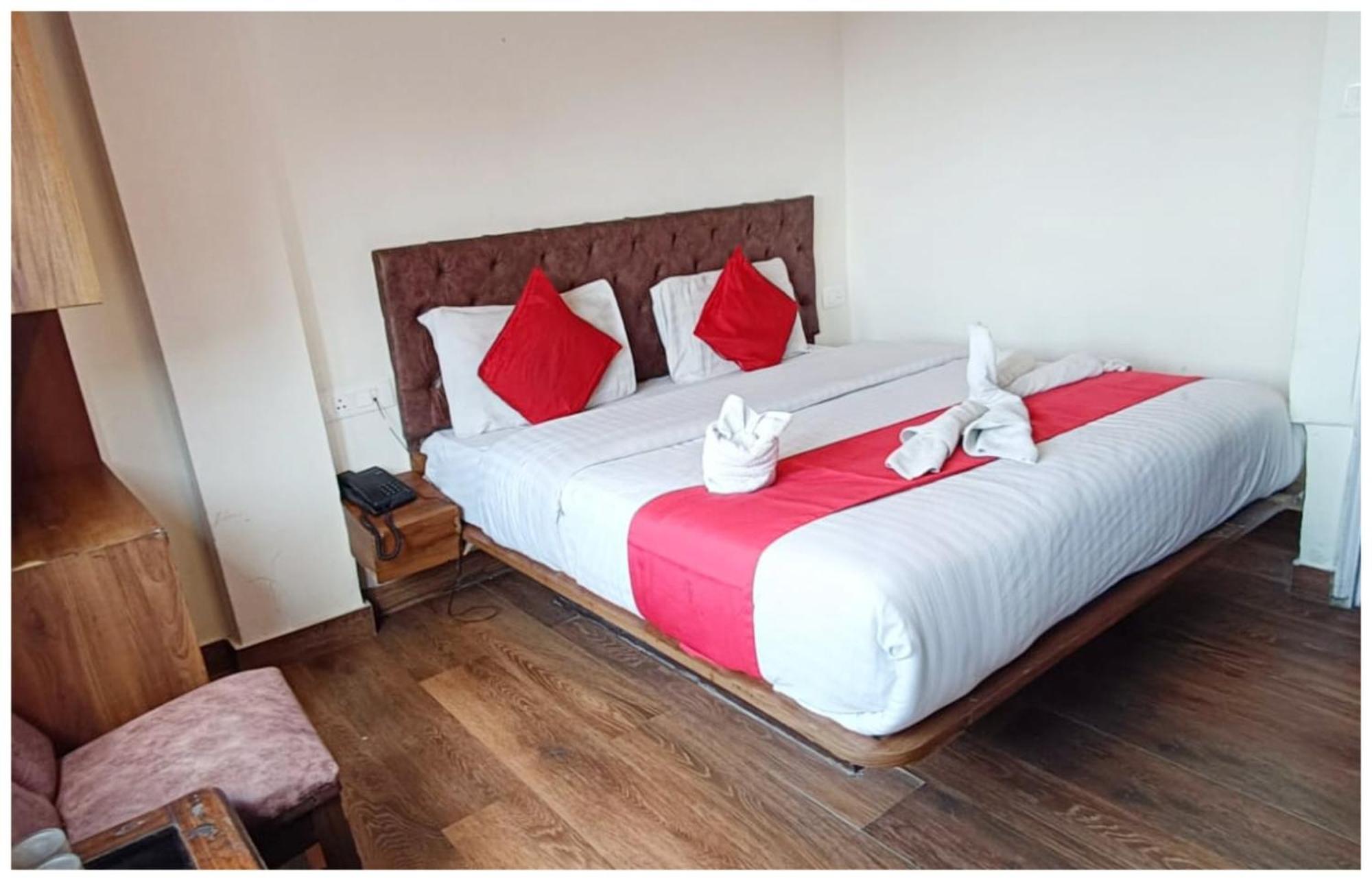Hotel Budget - A P A S A R A - Near Tourism Lift - Baba Bhalku Rail Museum- Hygiene & Spacious - Budget