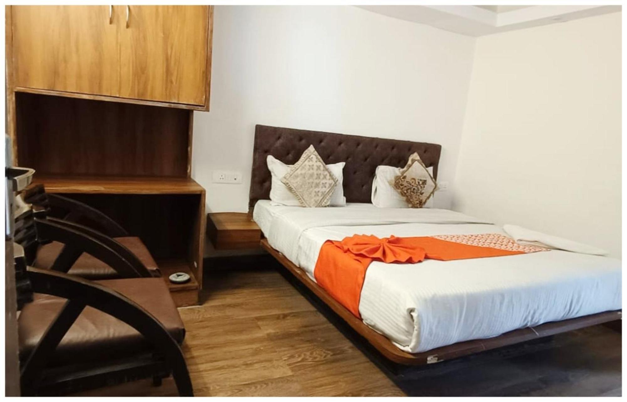 Budget - A P A S A R A - Near Tourism Lift - Baba Bhalku Rail Museum- Hygiene & Spacious - Budget Hotel