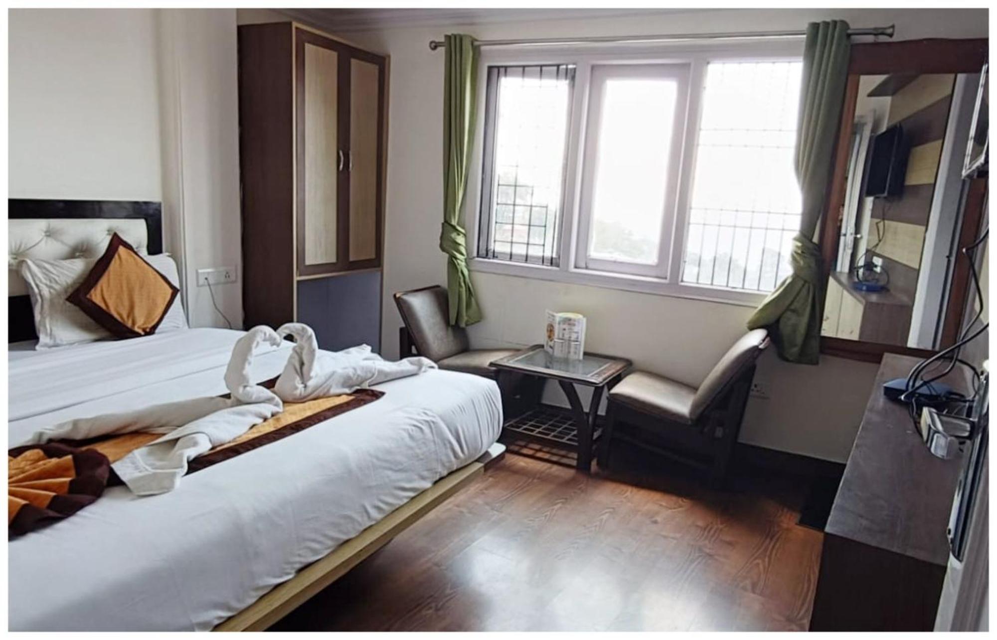 Budget - A P A S A R A - Near Tourism Lift - Baba Bhalku Rail Museum- Hygiene & Spacious - Budget Hotel Shimla