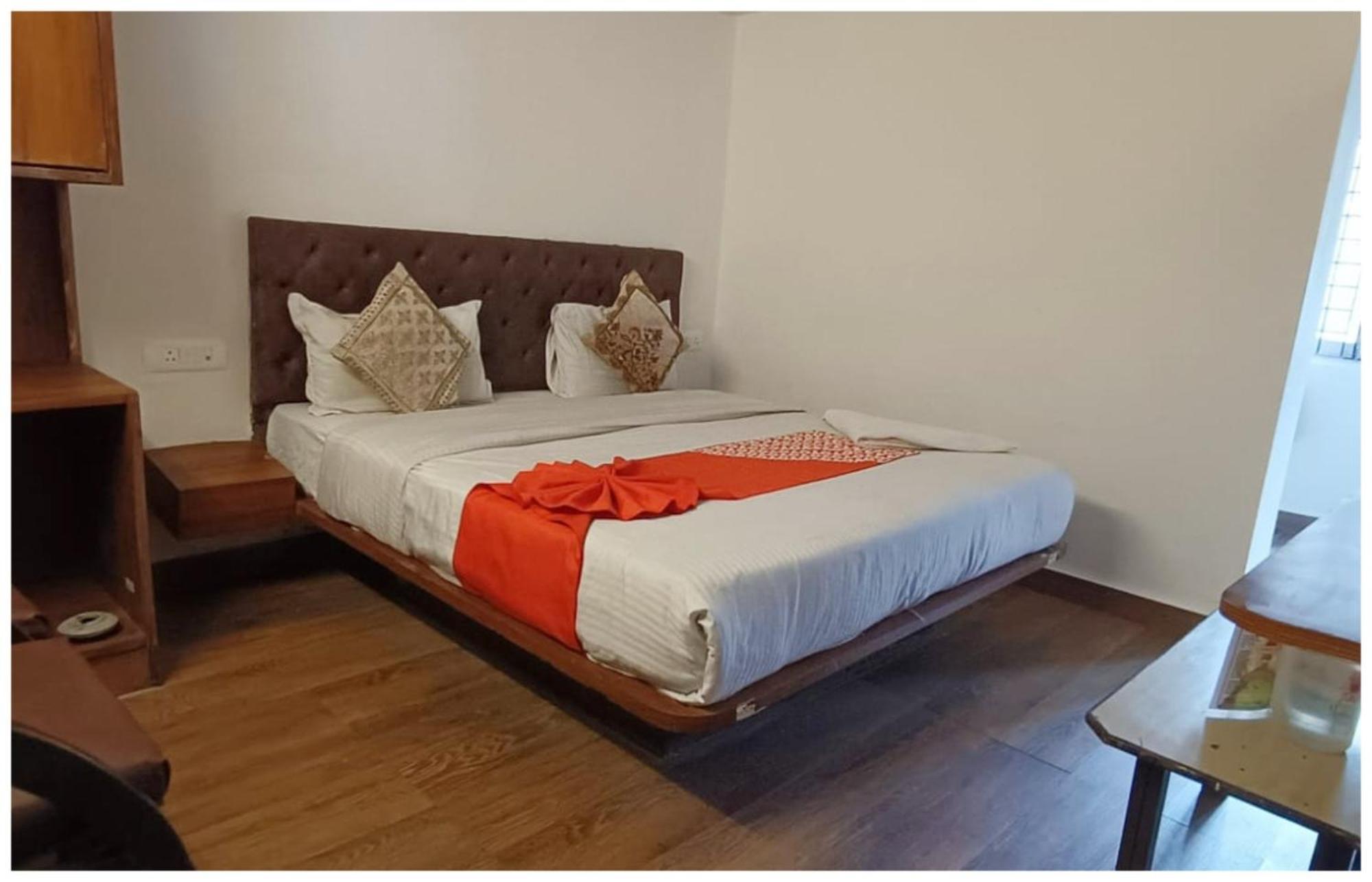 Budget - A P A S A R A - Near Tourism Lift - Baba Bhalku Rail Museum- Hygiene & Spacious - Budget Hotel