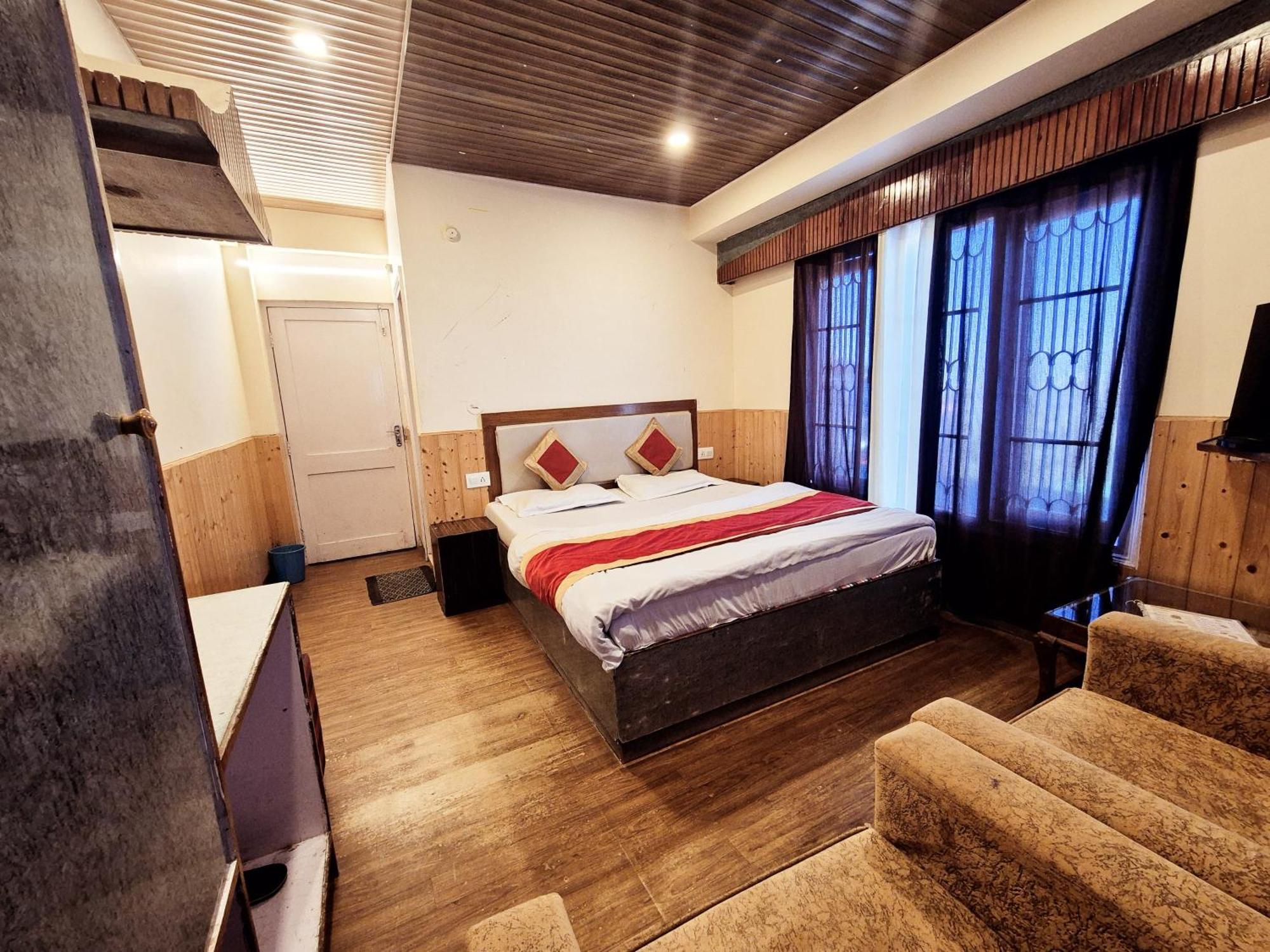 Shorya Family The Mall Bed & Breakfast *
