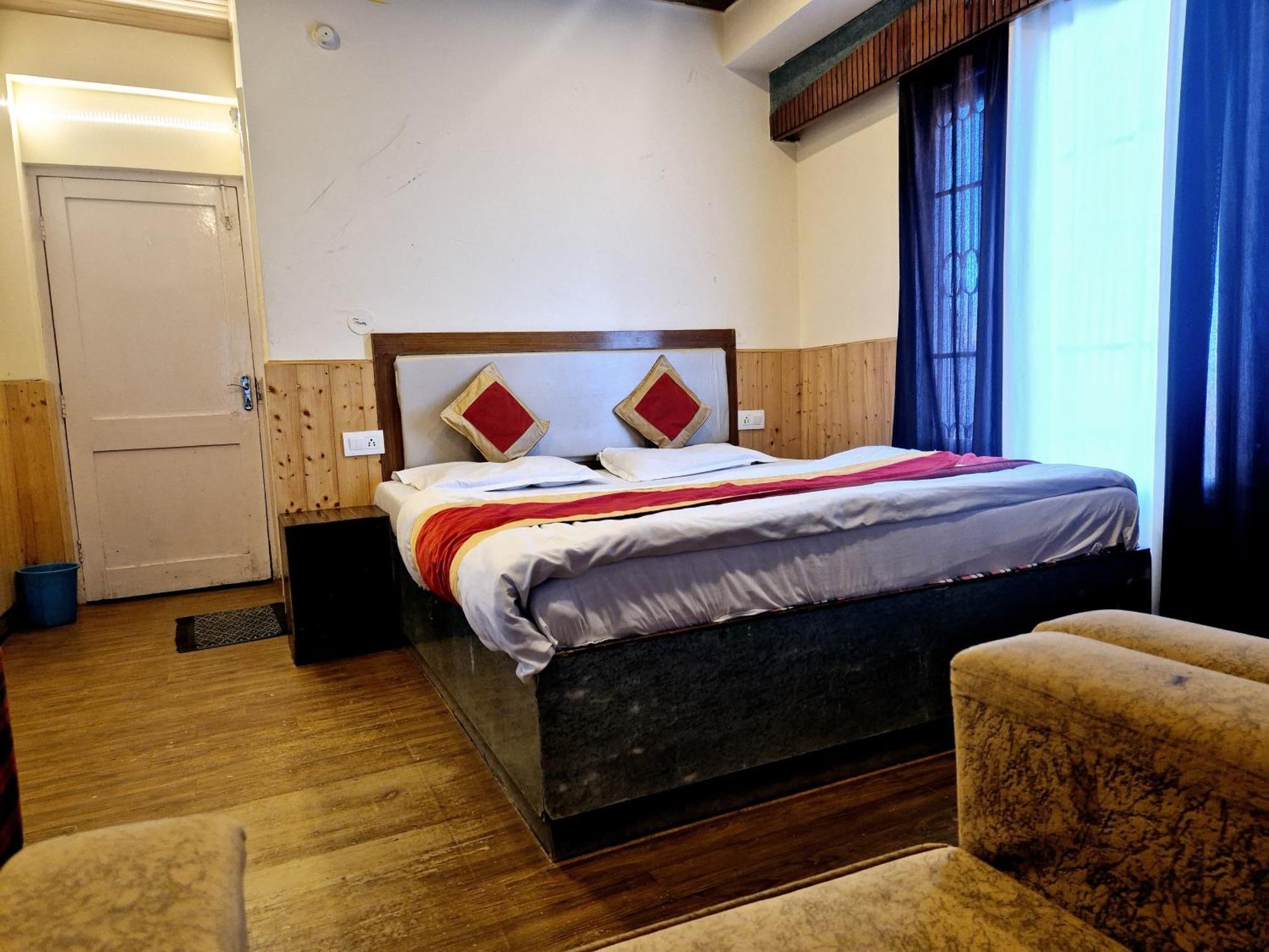 Shorya Family The Mall Bed & Breakfast *