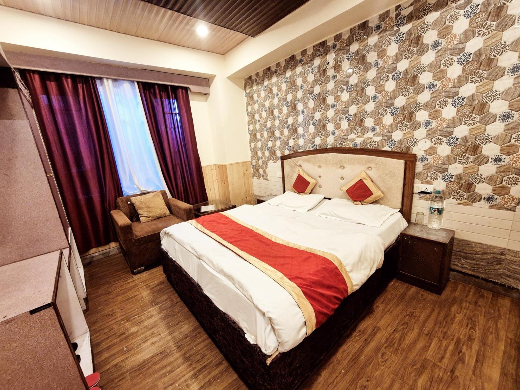 Shorya Family The Mall Bed & Breakfast *