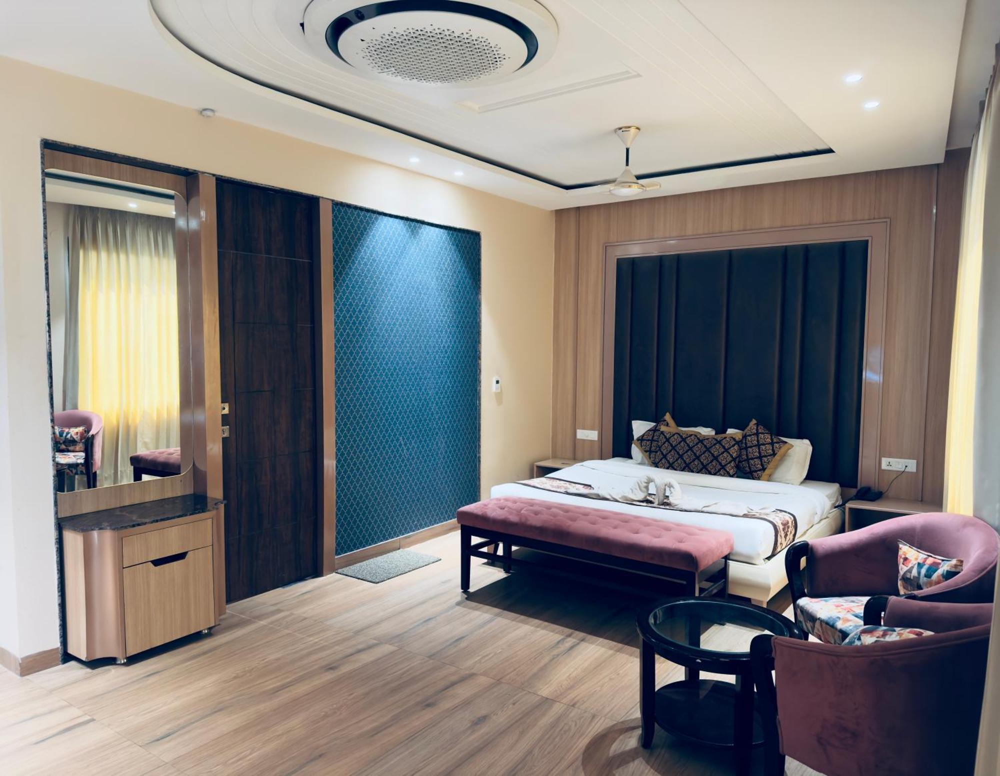 Hotel Staynest In Centre - 3 Bhk - Private Parking - Balcony View 4*