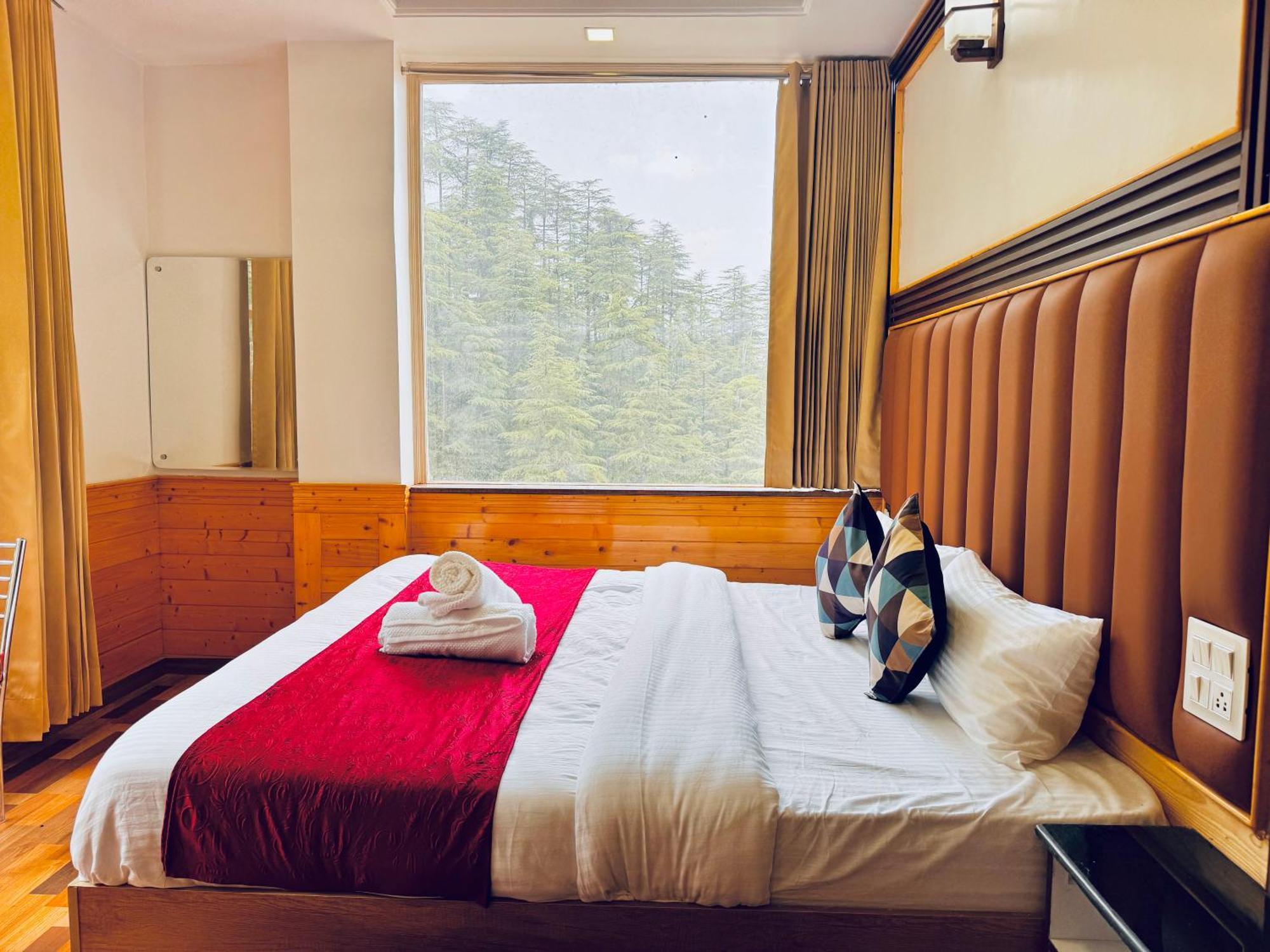Staynest In Centre - 3 Bhk - Private Parking - Balcony View 4*
