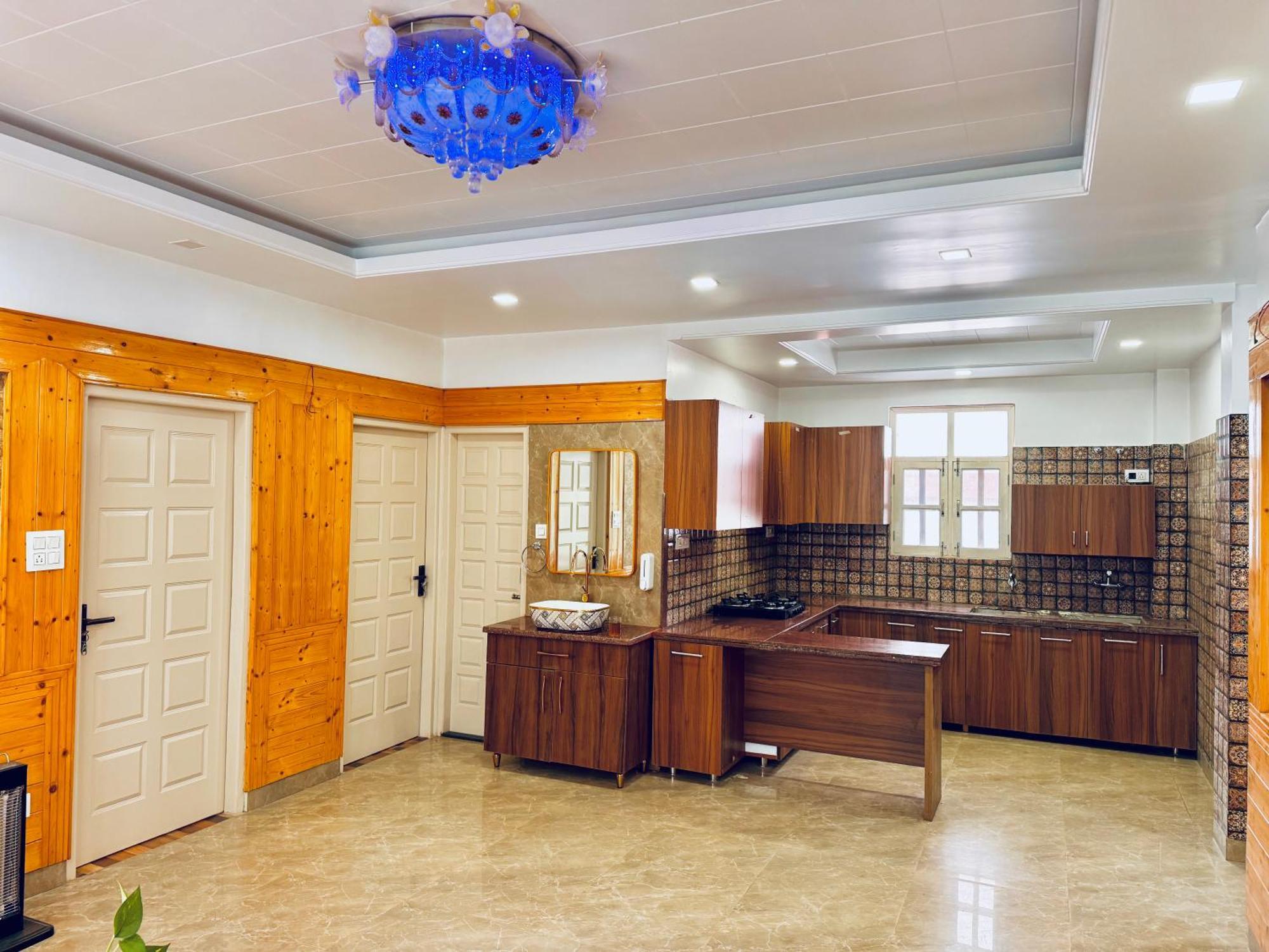 Staynest In Centre - 3 Bhk - Private Parking - Balcony View 4* Shimla