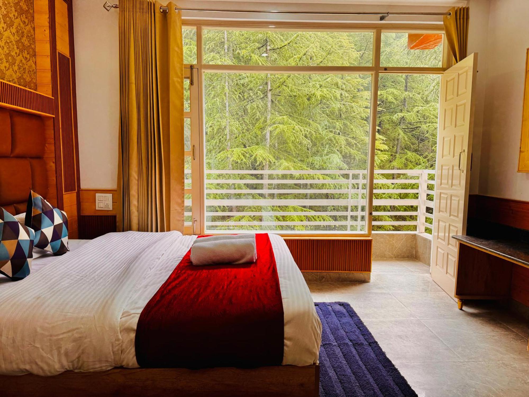 Staynest In Centre - 3 Bhk - Private Parking - Balcony View