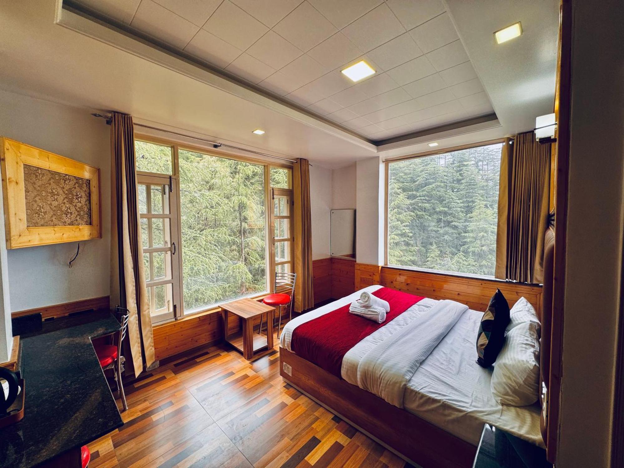 Hotel Staynest In Centre - 3 Bhk - Private Parking - Balcony View