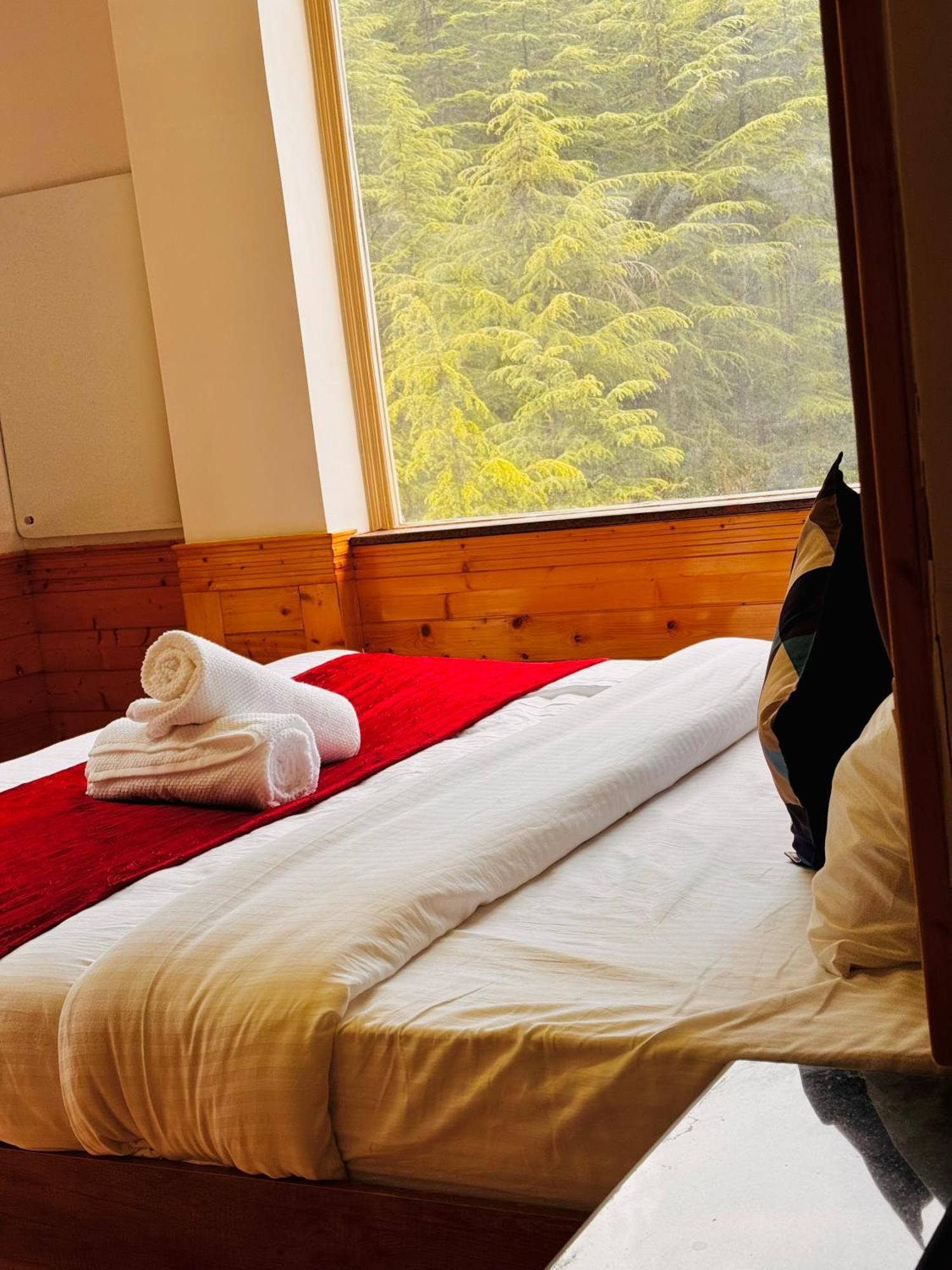 Staynest In Centre - 3 Bhk - Private Parking - Balcony View 4*