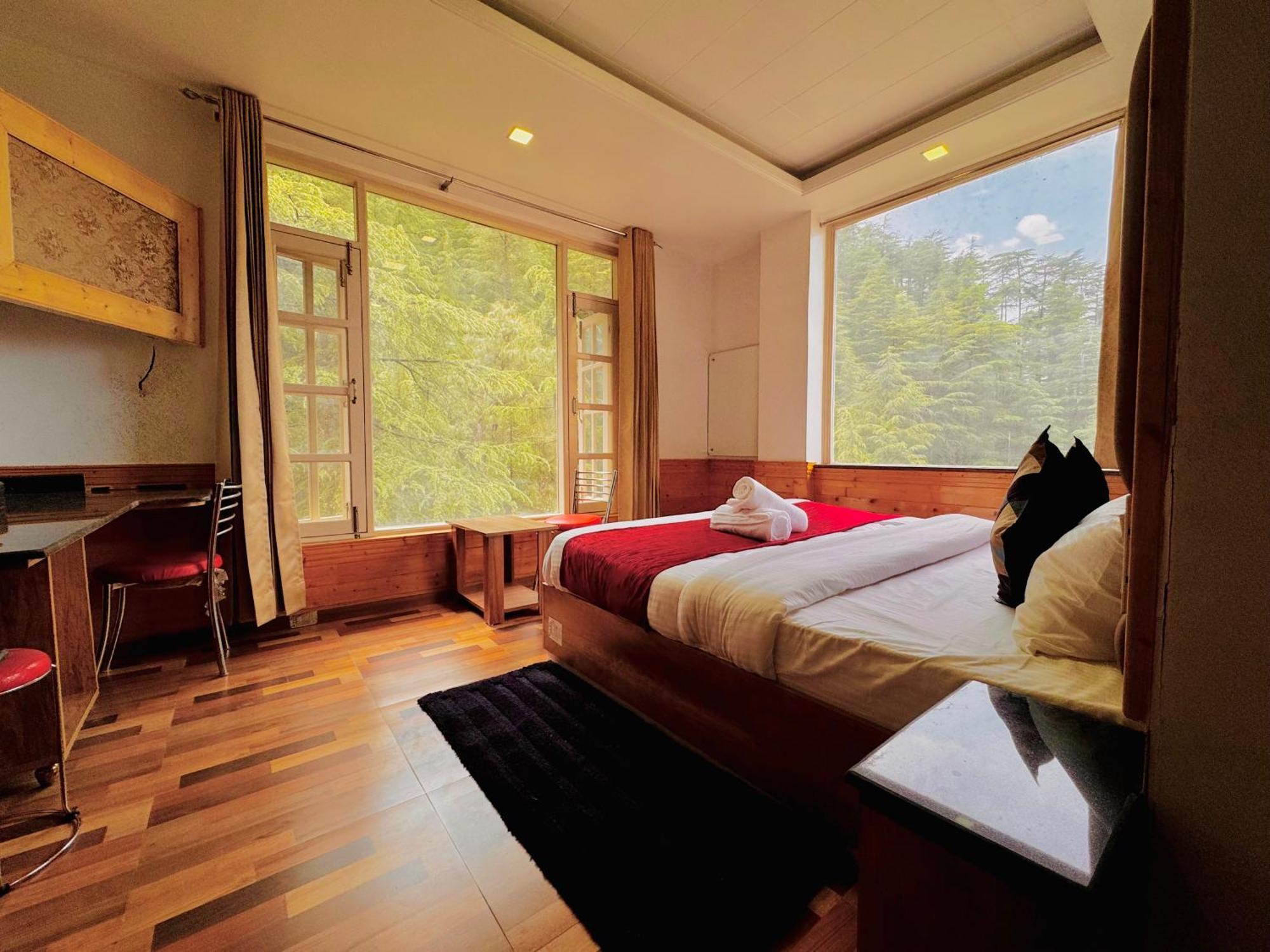 Hotel Staynest In Centre - 3 Bhk - Private Parking - Balcony View 4*