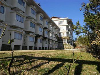 Royal Jardin Whistling Pines