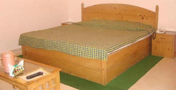 Hotel The Royale Oaks *