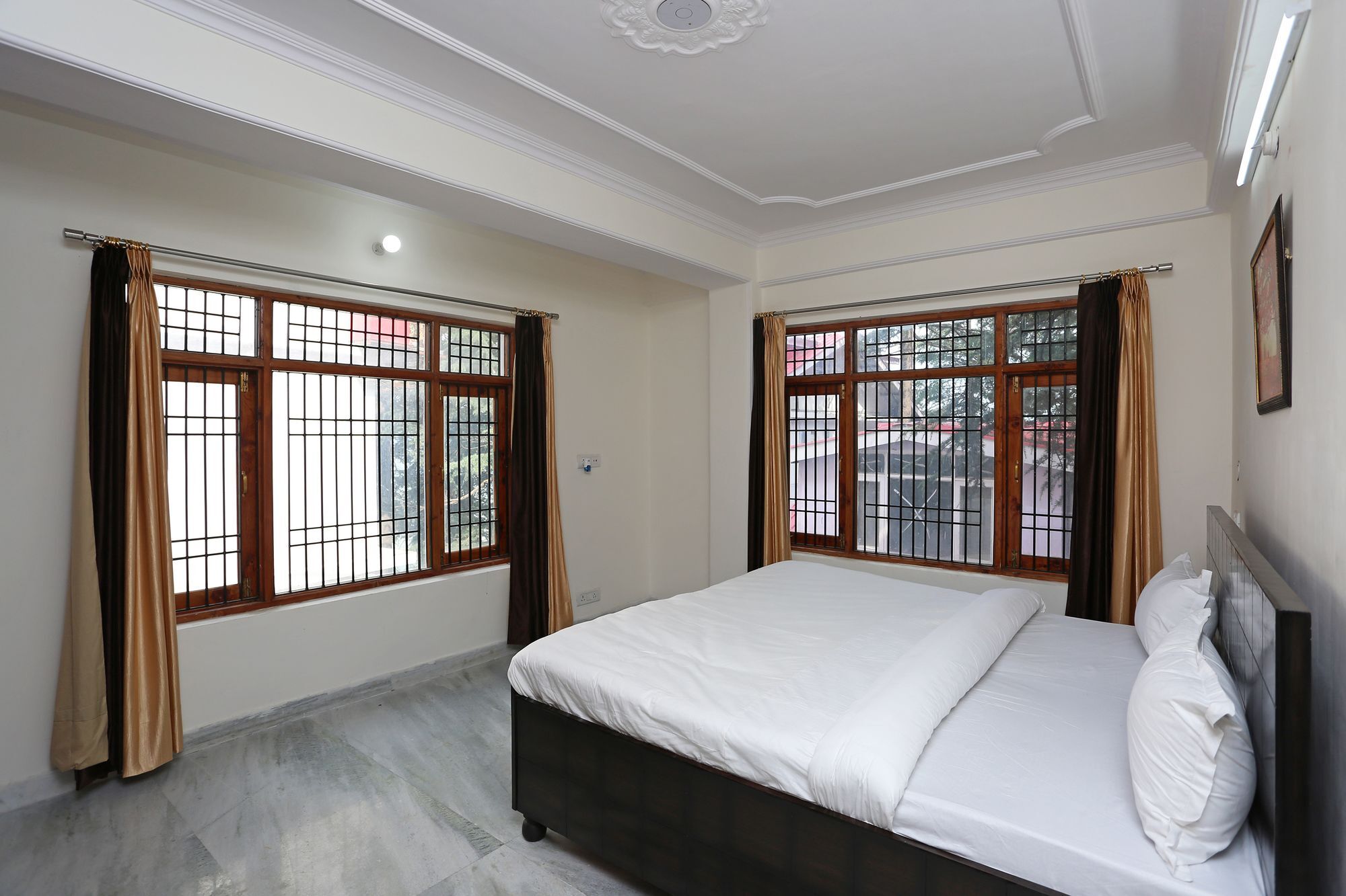 Oyo 9102 3bhk Pinewood Valley *