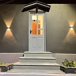 Uptown Boutique Homes - Room 1