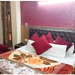 Simla Hotel H G N Near Park And Temple