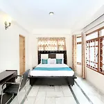 Oyo Home 11584 Modern Studio Apartment