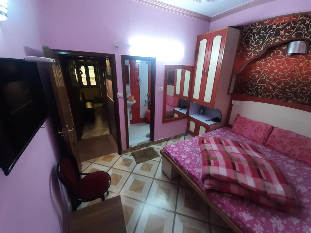 Hotel Budget Royal Near Kali Bari Temple, -