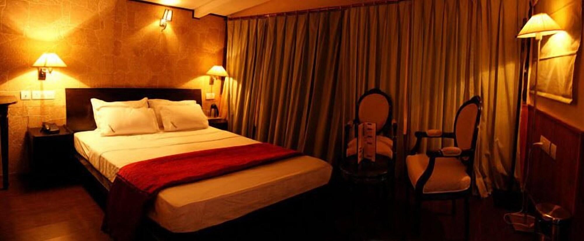 Fairmount Hotel 3*