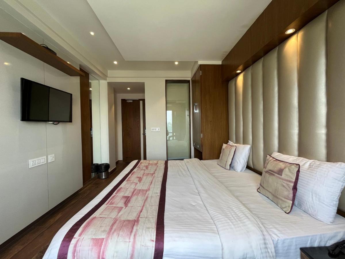 Mahaveer By Royal Collection 4*
