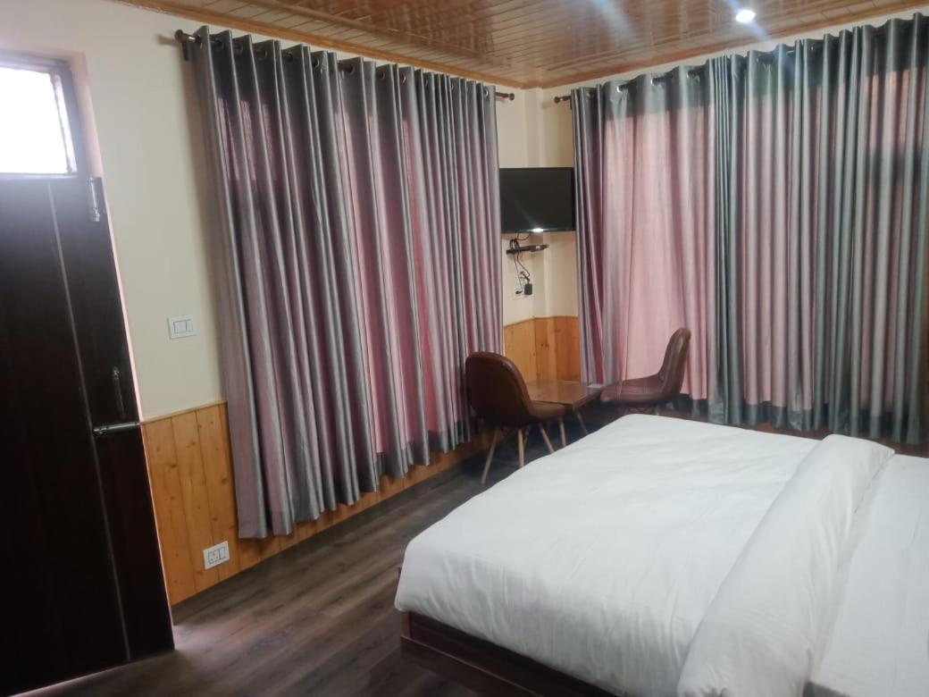 Crown Hotel 3*