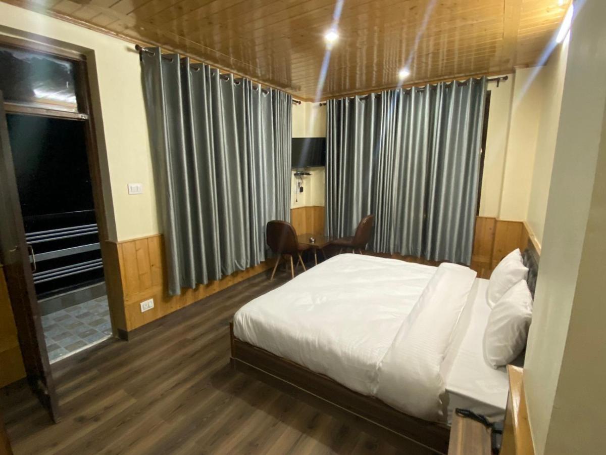 Crown Hotel 3*
