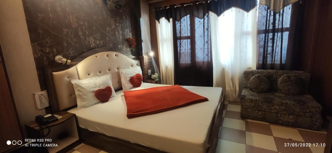 Hotel New Malook Hotel,mall Road,near Domino's Pizza *