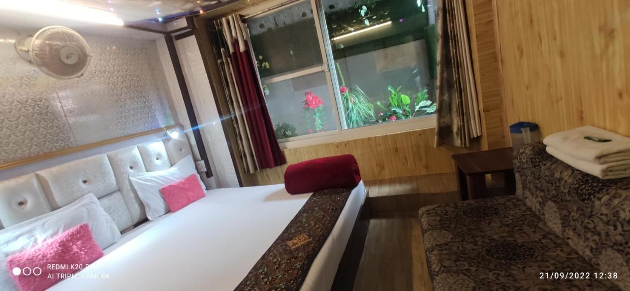 New Malook Hotel,mall Road,near Domino's Pizza