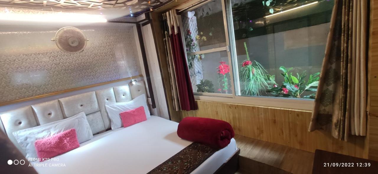 Hotel New Malook Hotel,mall Road,near Domino's Pizza Shimla