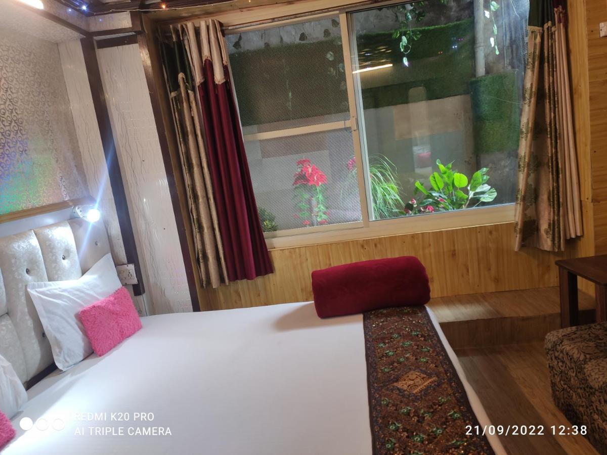 Hotel New Malook Hotel,mall Road,near Domino's Pizza