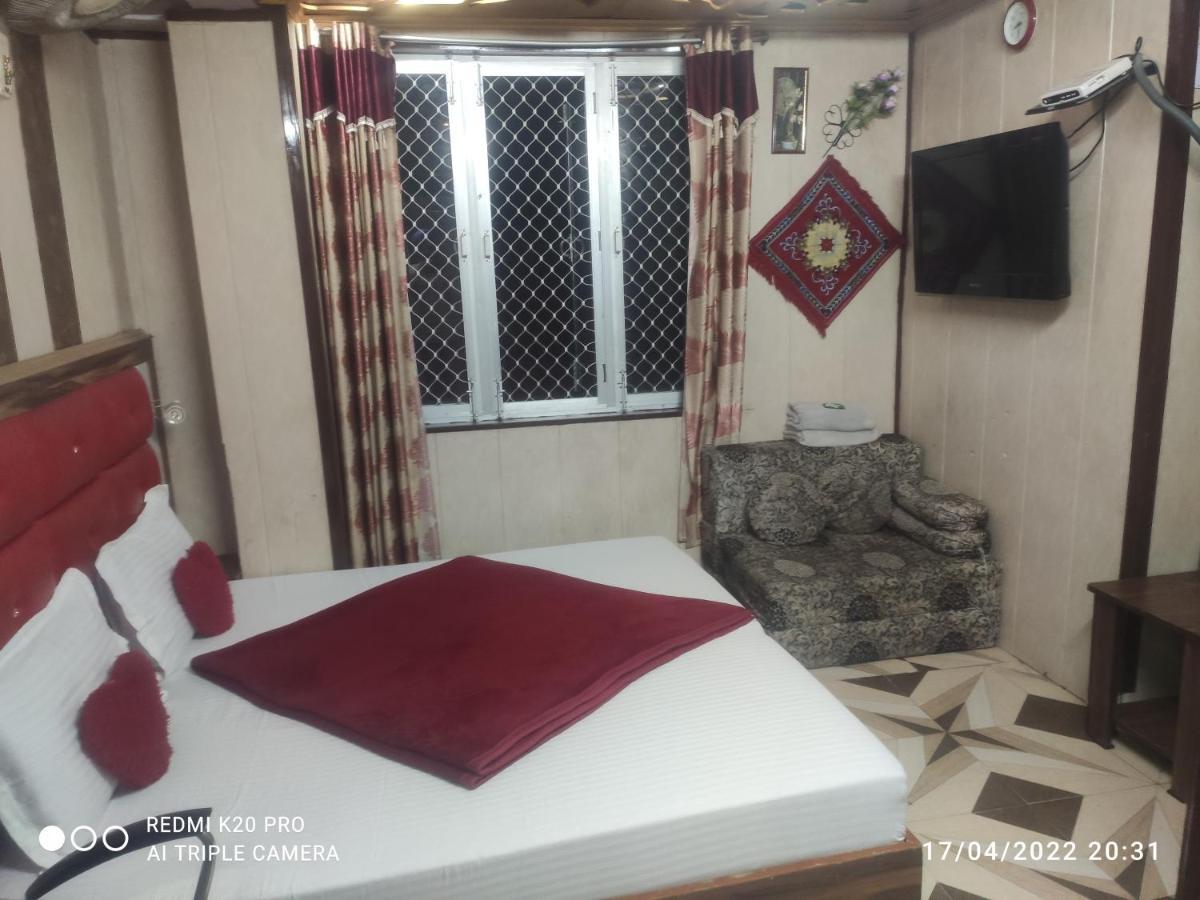 Hotel New Malook Hotel,mall Road,near Domino's Pizza *