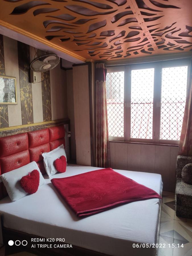 New Malook Hotel,mall Road,near Domino's Pizza Hotel