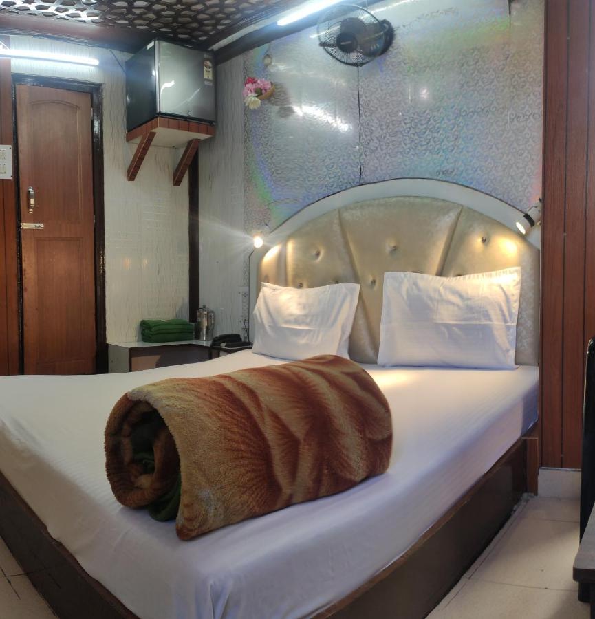 New Malook Hotel,mall Road,near Domino's Pizza *