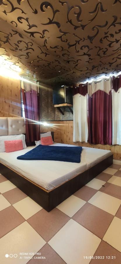 New Malook Hotel,mall Road,near Domino's Pizza