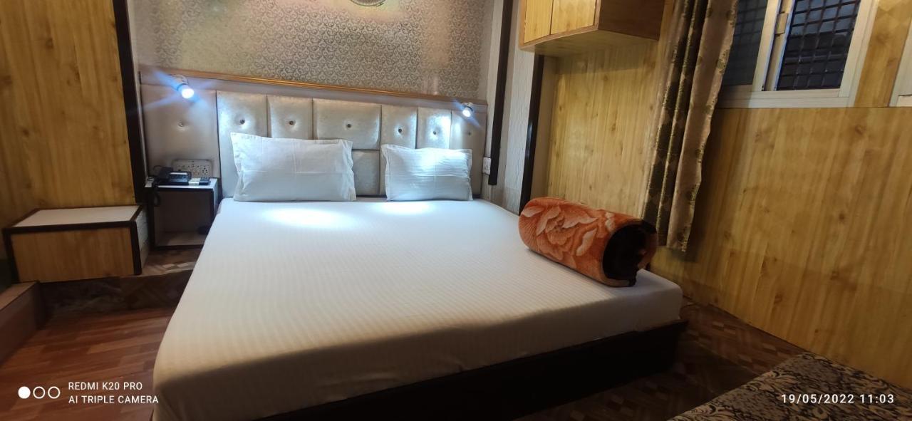 Hotel New Malook Hotel,mall Road,near Domino's Pizza *