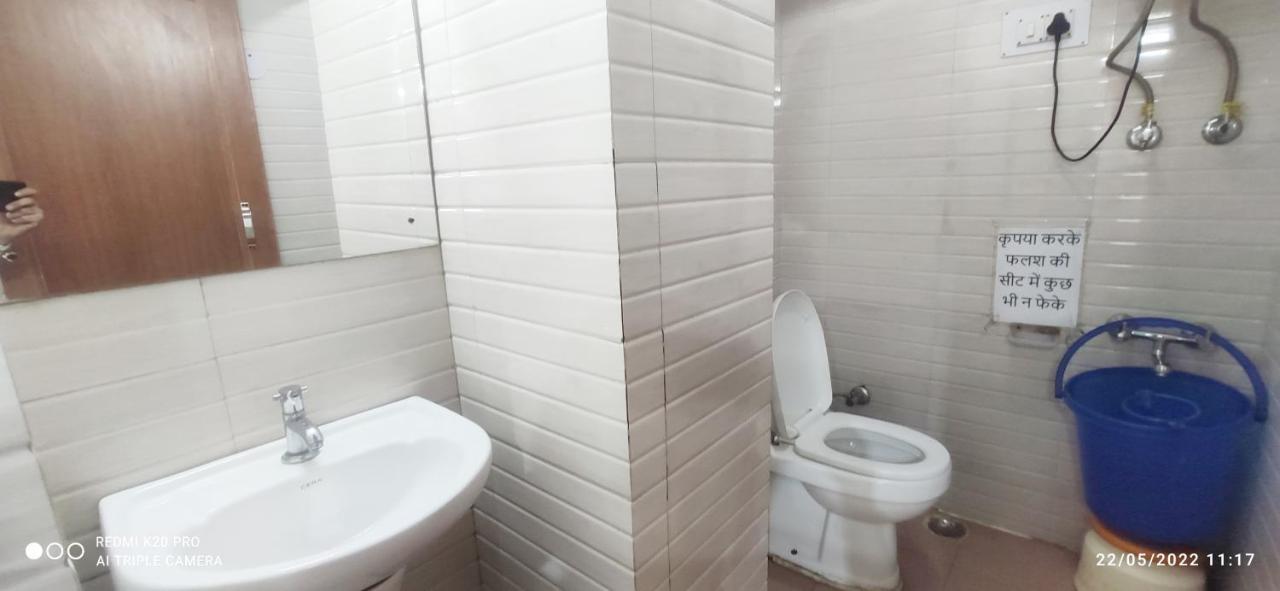 New Malook Hotel,mall Road,near Domino's Pizza * Shimla