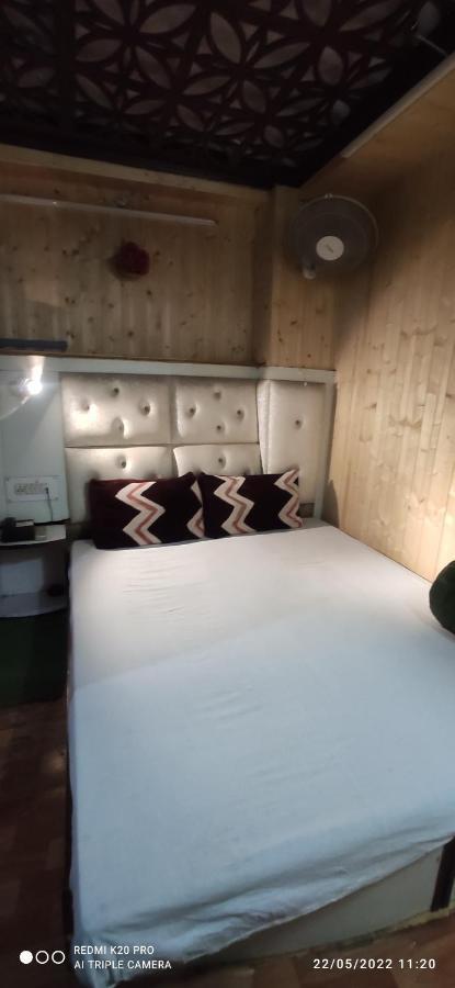 New Malook Hotel,mall Road,near Domino's Pizza * Shimla