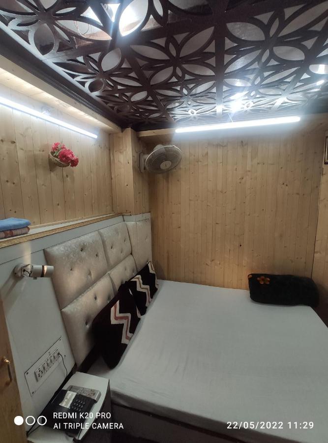 Hotel New Malook Hotel,mall Road,near Domino's Pizza *