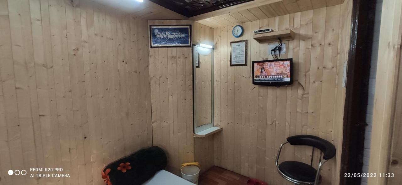 New Malook Hotel,mall Road,near Domino's Pizza * Shimla