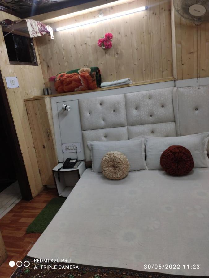 Hotel New Malook Hotel,mall Road,near Domino's Pizza