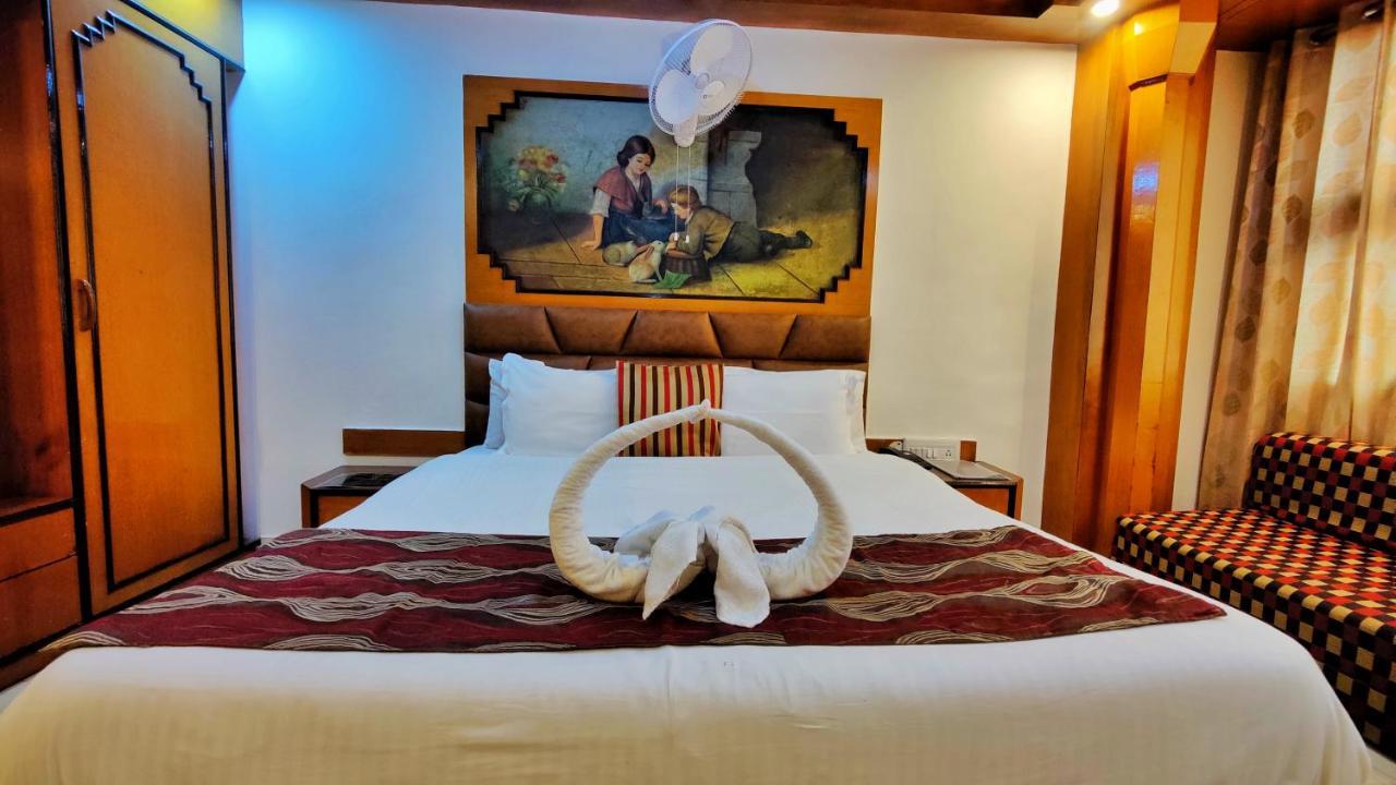 Hotel Auckland And Restaurant Near Mall Road 3*