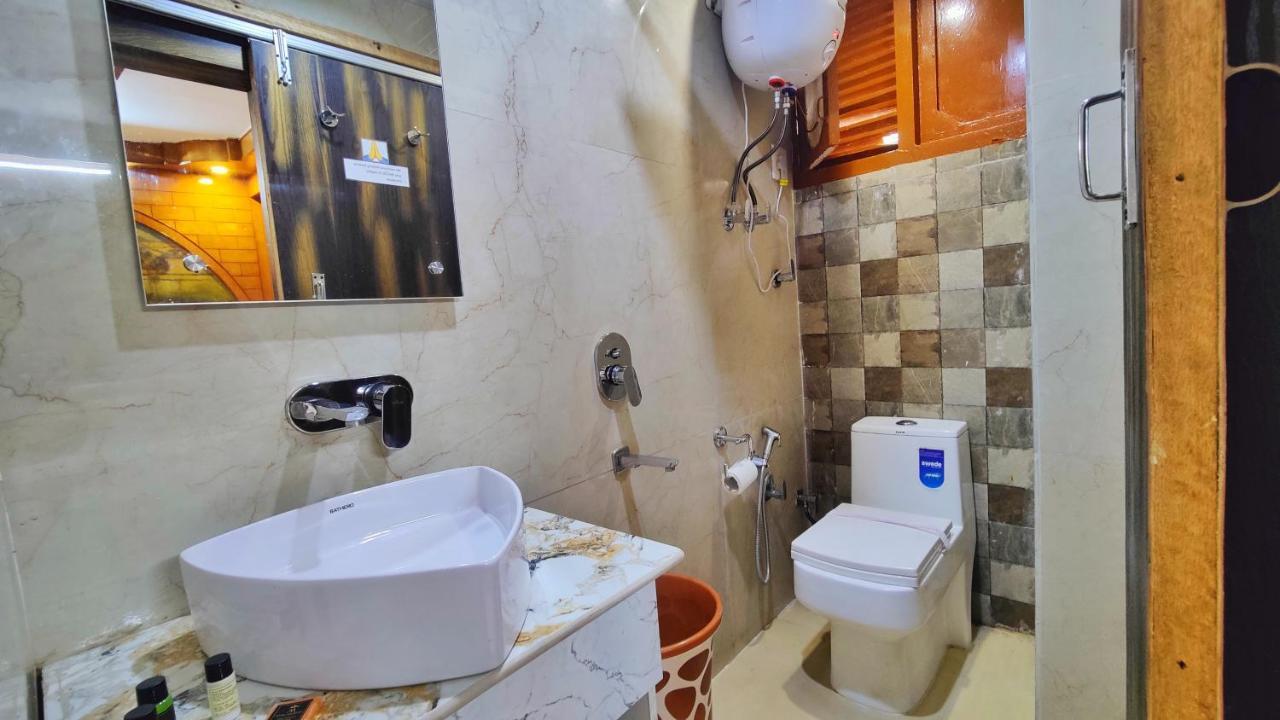 Auckland And Restaurant Near Mall Road Hotel 3*